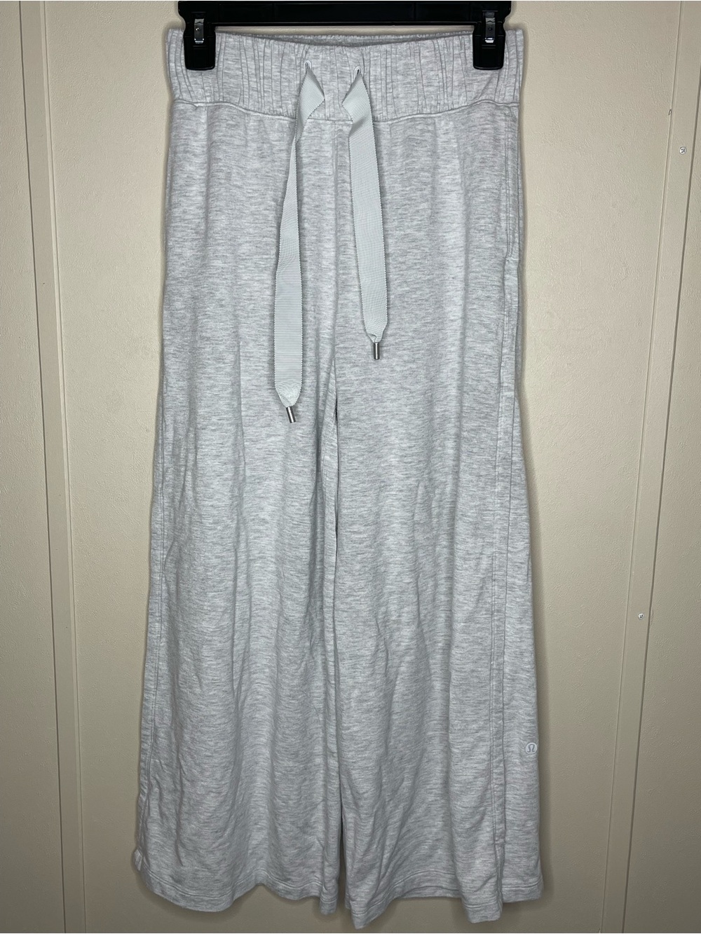 Lululemon Seek Stillness Mid_Rise Cropped Gray Wide-Leg Pants 25” GUC size 2